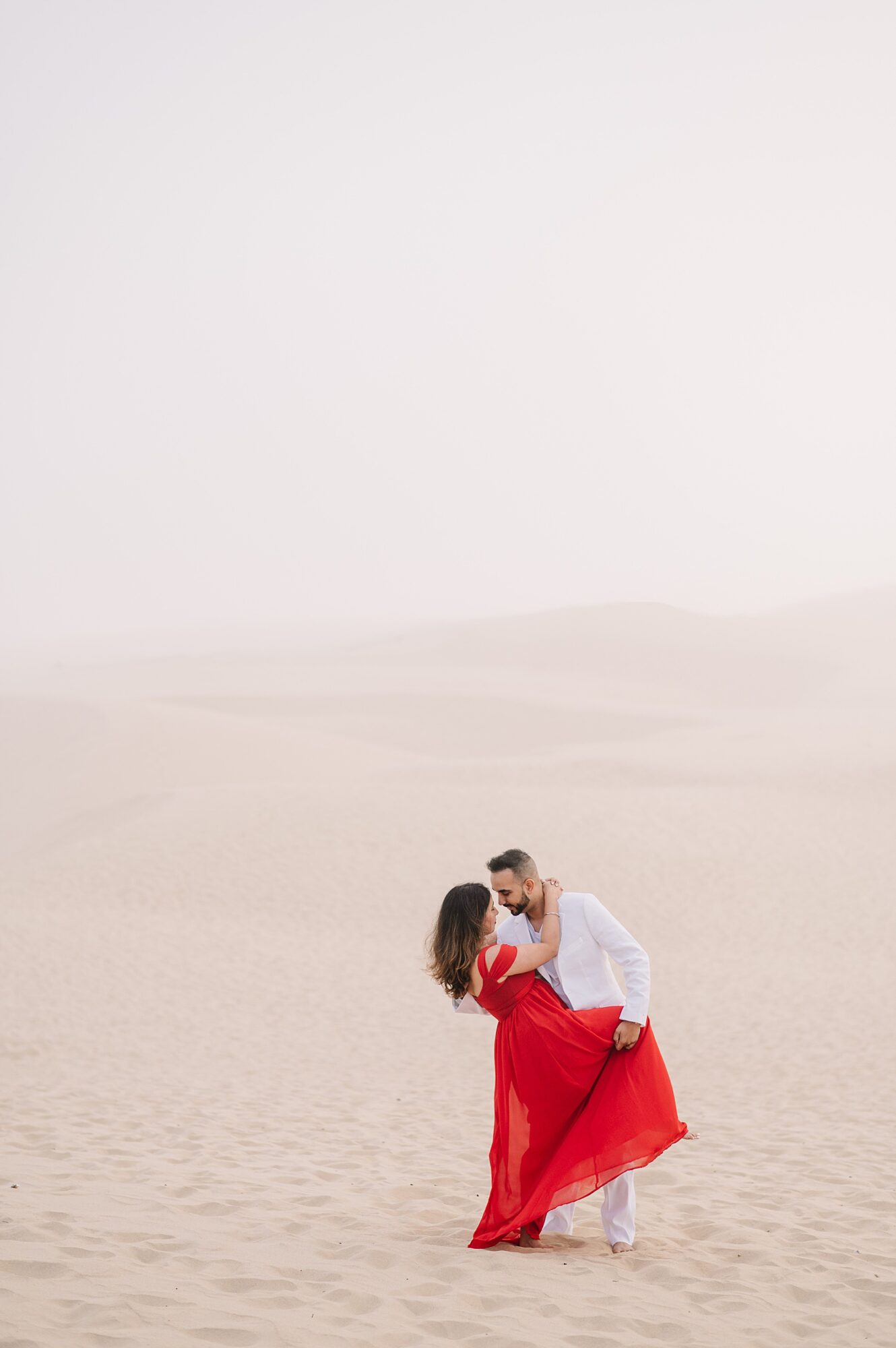 Discover how to capture epic Oceano dunes engagement photos with our guide to the epic Oceano Dunes. 